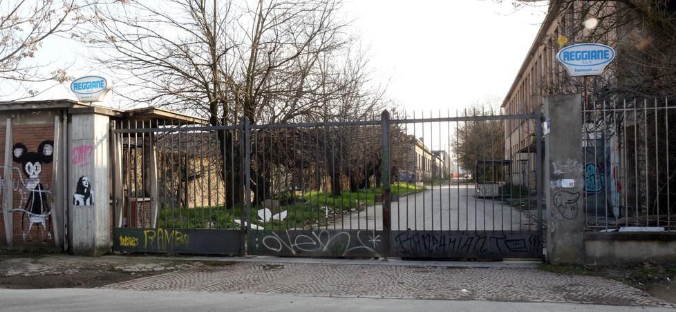 «Nuovi bagni e acqua pulita per chi abita alle Reggiane» 