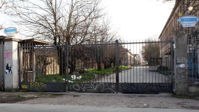 «Nuovi bagni e acqua pulita per chi abita alle Reggiane»