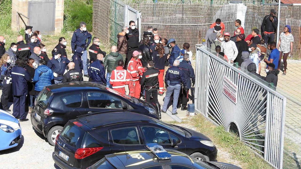 Un momento della protesta dei richiedenti asilo alla Caravella (FOTO BARLETTANI)