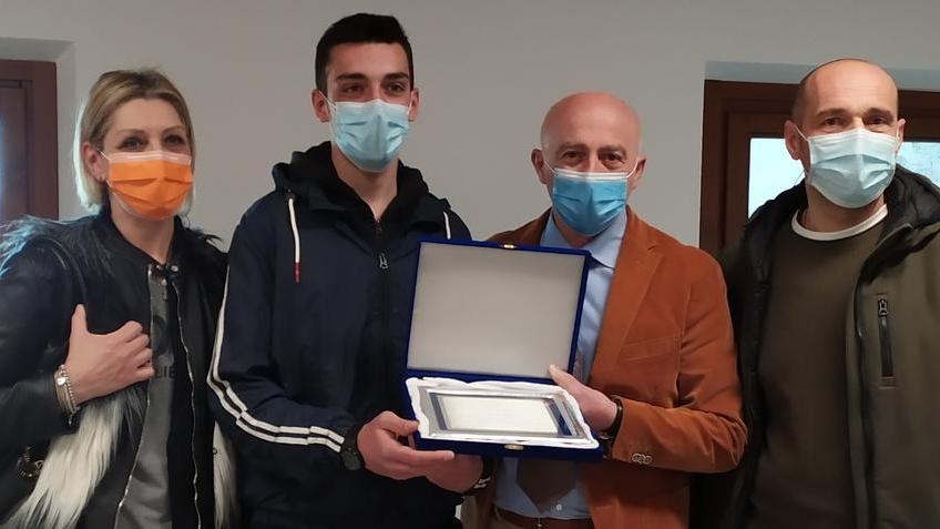 La consegna del riconoscimento