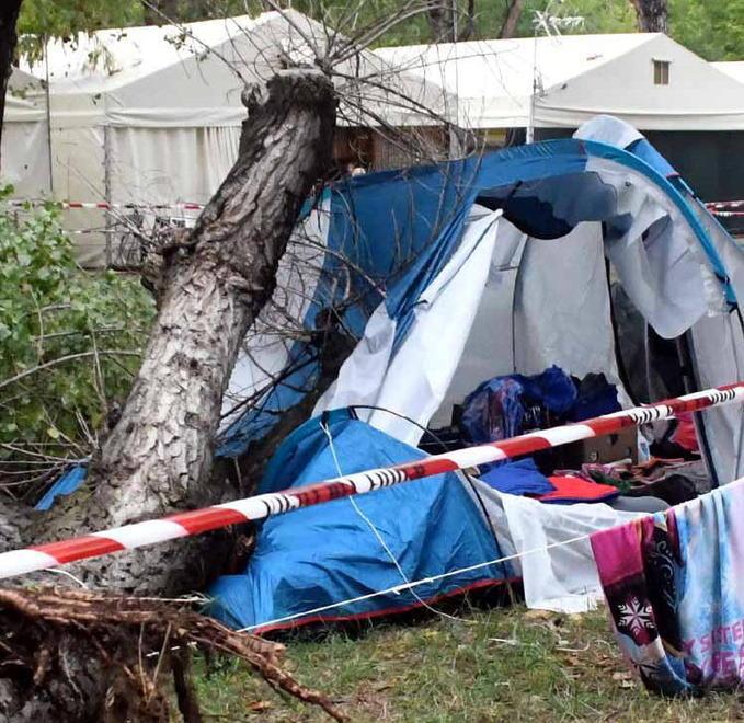 Massa, sorelline morte nel campeggio: altri sei mesi di indagine 