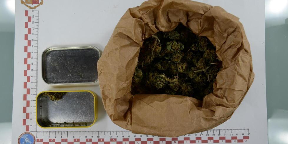 In sella alla bici con la droga dentro allo zaino 