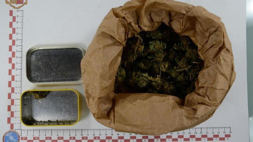 In sella alla bici con la droga dentro allo zaino