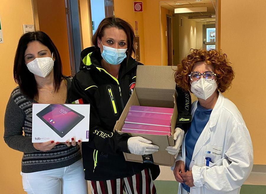 Stremao dona sei tablet per le videochiamate dei pazienti in ospedale
