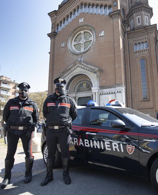 Donna esce dal supermercato aggredita e rapinata dell’auto 