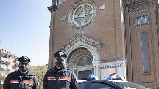 Donna esce dal supermercato aggredita e rapinata dell’auto