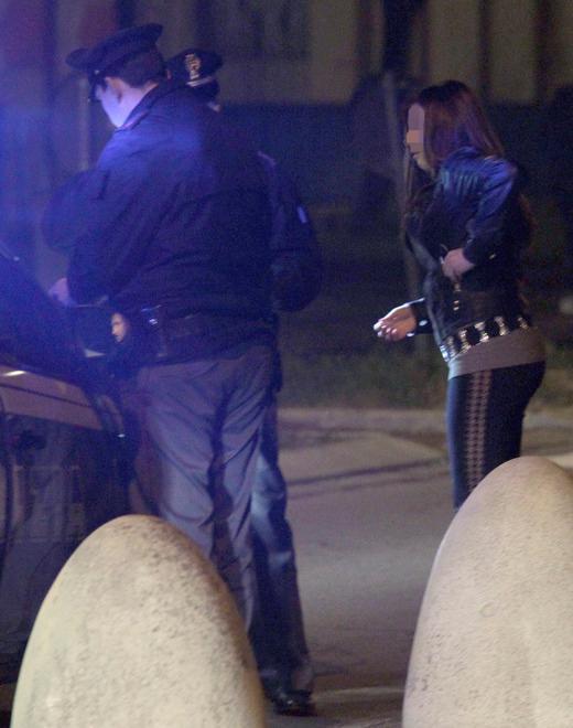 Controlli della polizia contro la prostituzione sulle strade di Pieve