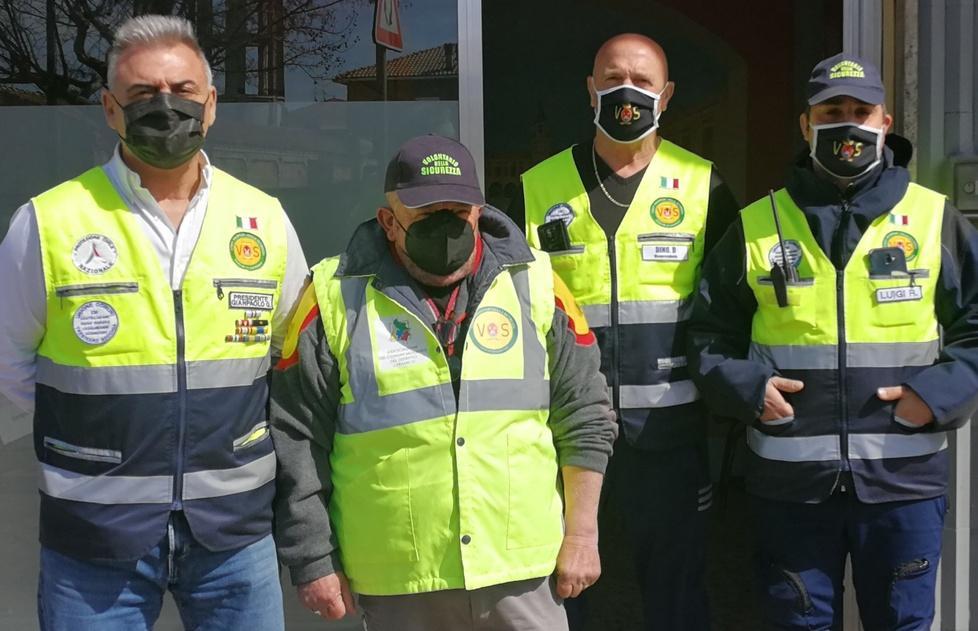 Un gruppo di volontari porta pacchi alimentari a 100 famiglie della zona