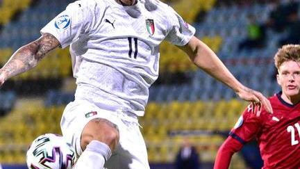Gli azzurrini si fanno del male Autorete e due espulsioni Non basta Scamacca-gol