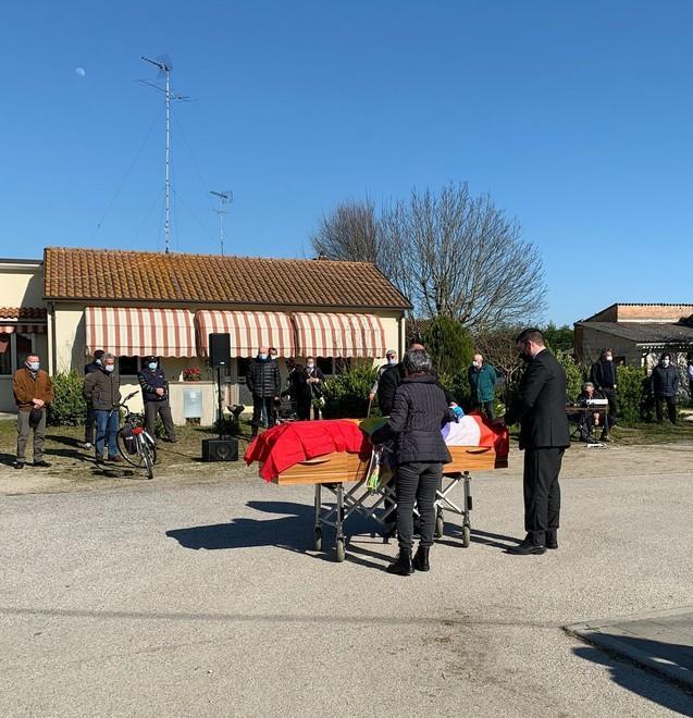 Bella ciao e tanta gente per l’addio a Mangolini