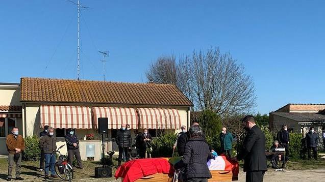 Bella ciao e tanta gente per l’addio a Mangolini