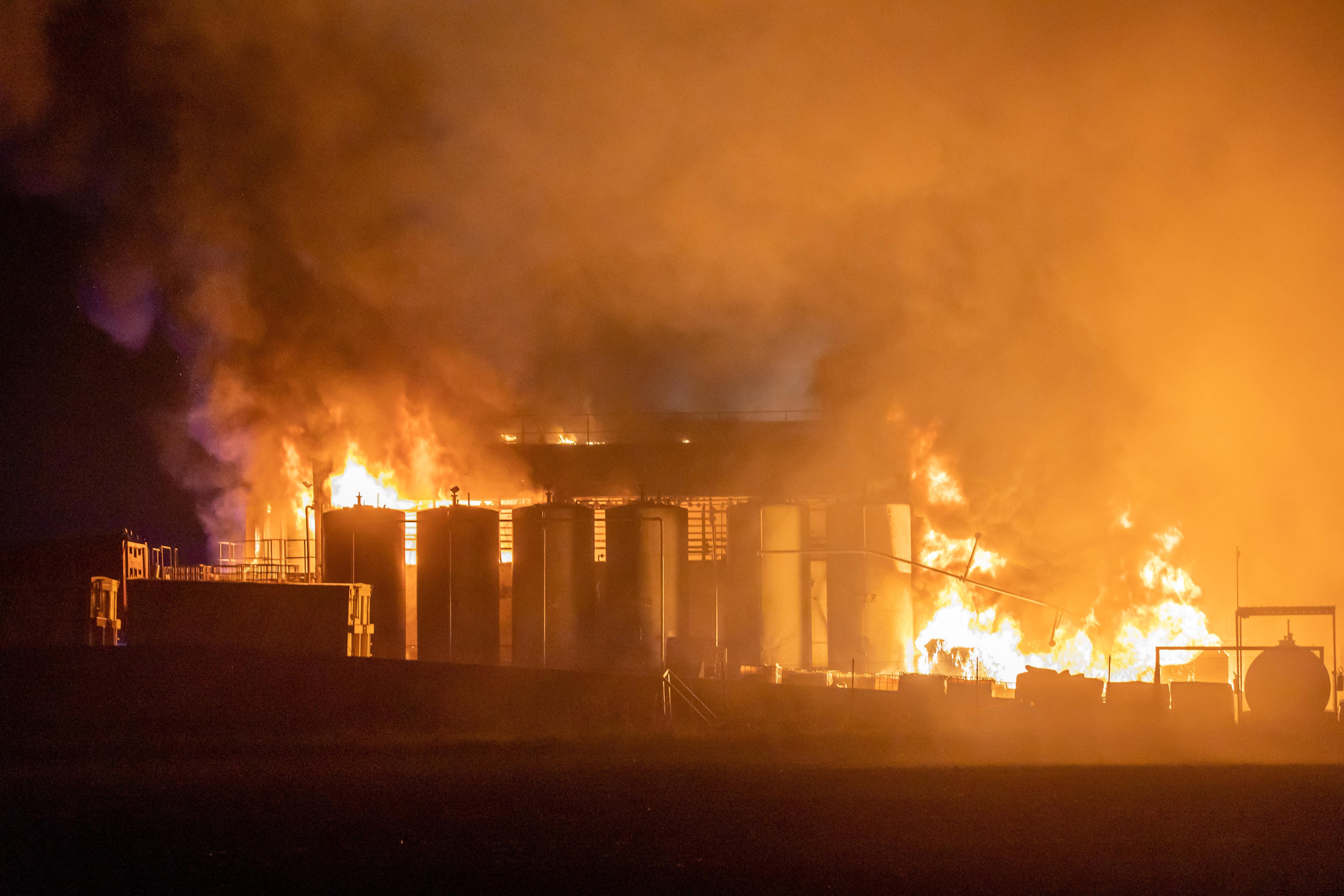 Poggio Renatico, incendio alla Niagara: fiamme domate nella notte