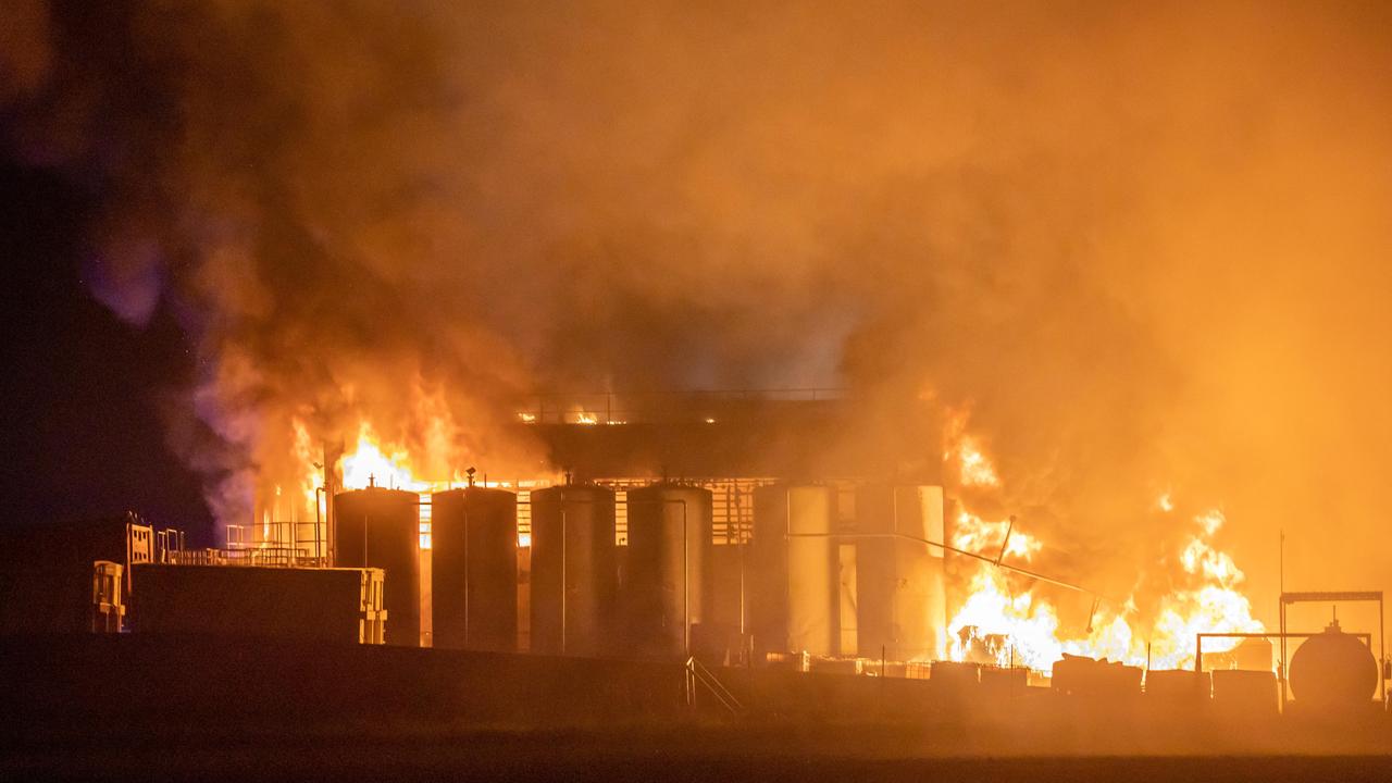 Poggio Renatico, incendio alla Niagara: fiamme domate nella notte