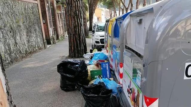 Ancora caos rifiuti fuori dalle “isole”