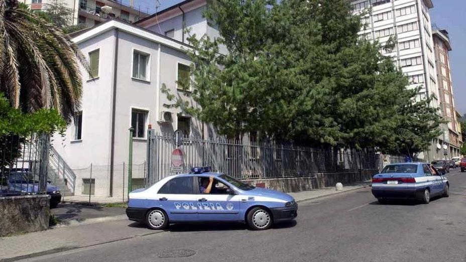 Uomo portato in questura senza l'ok del pm: poliziotti a processo a Massa
