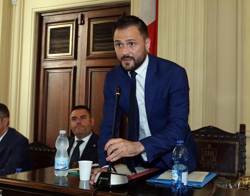 Baroncini: «Metto a disposizione gli spazi. Un cambio di passo per la vaccinazione» 