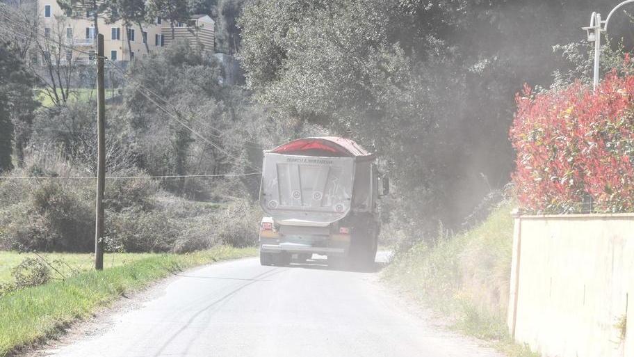 «Noi, assediati dai camion»: a Balbano scatta la petizione
