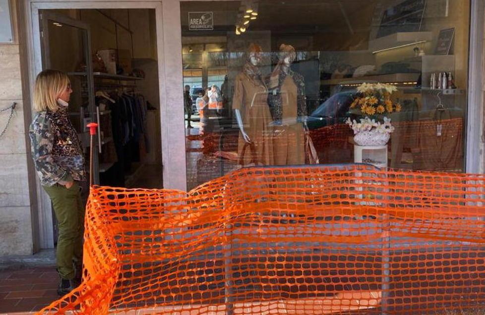 La protesta: transenne davanti al negozio, così lavorare è difficile
