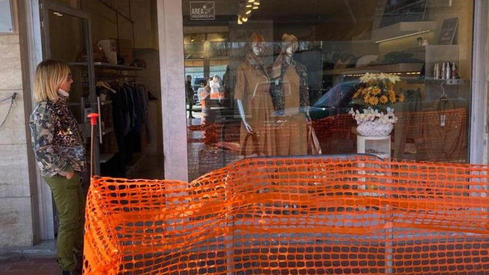 La protesta: transenne davanti al negozio, così lavorare è difficile