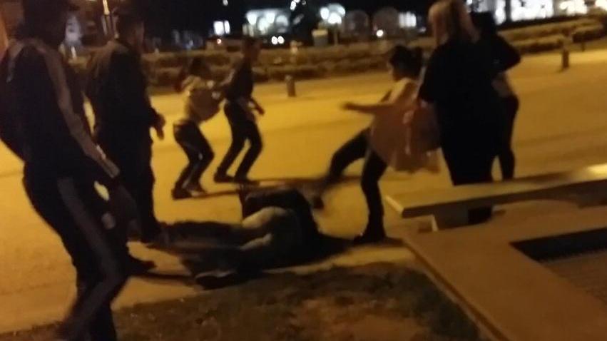 Li allontana dal bar chiuso e viene preso a sprangate dal branco, 4 arresti e 9 denunce
