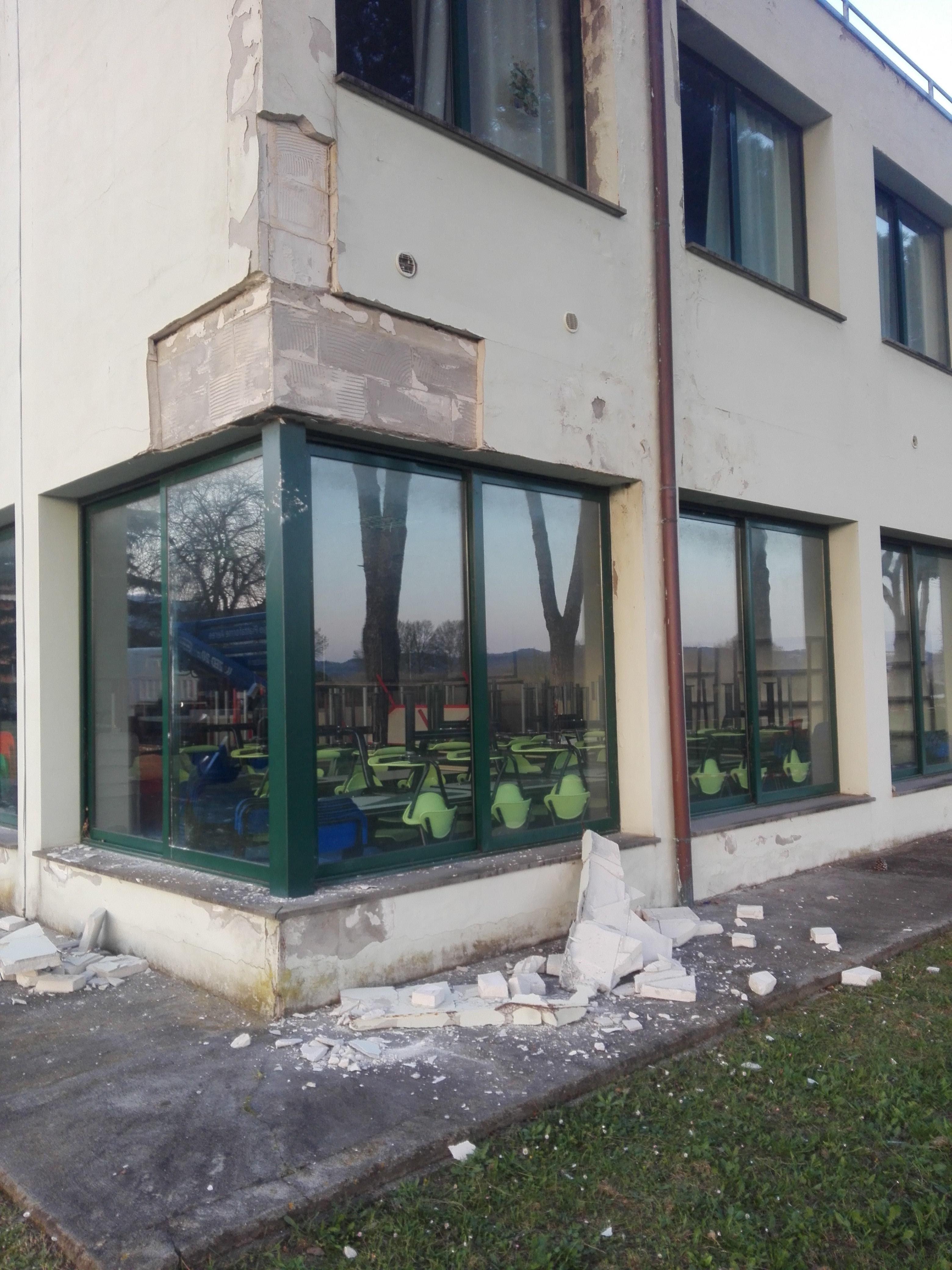 Il crollo di una parte della facciata della scuola media Fermi di Limite sull'Arno