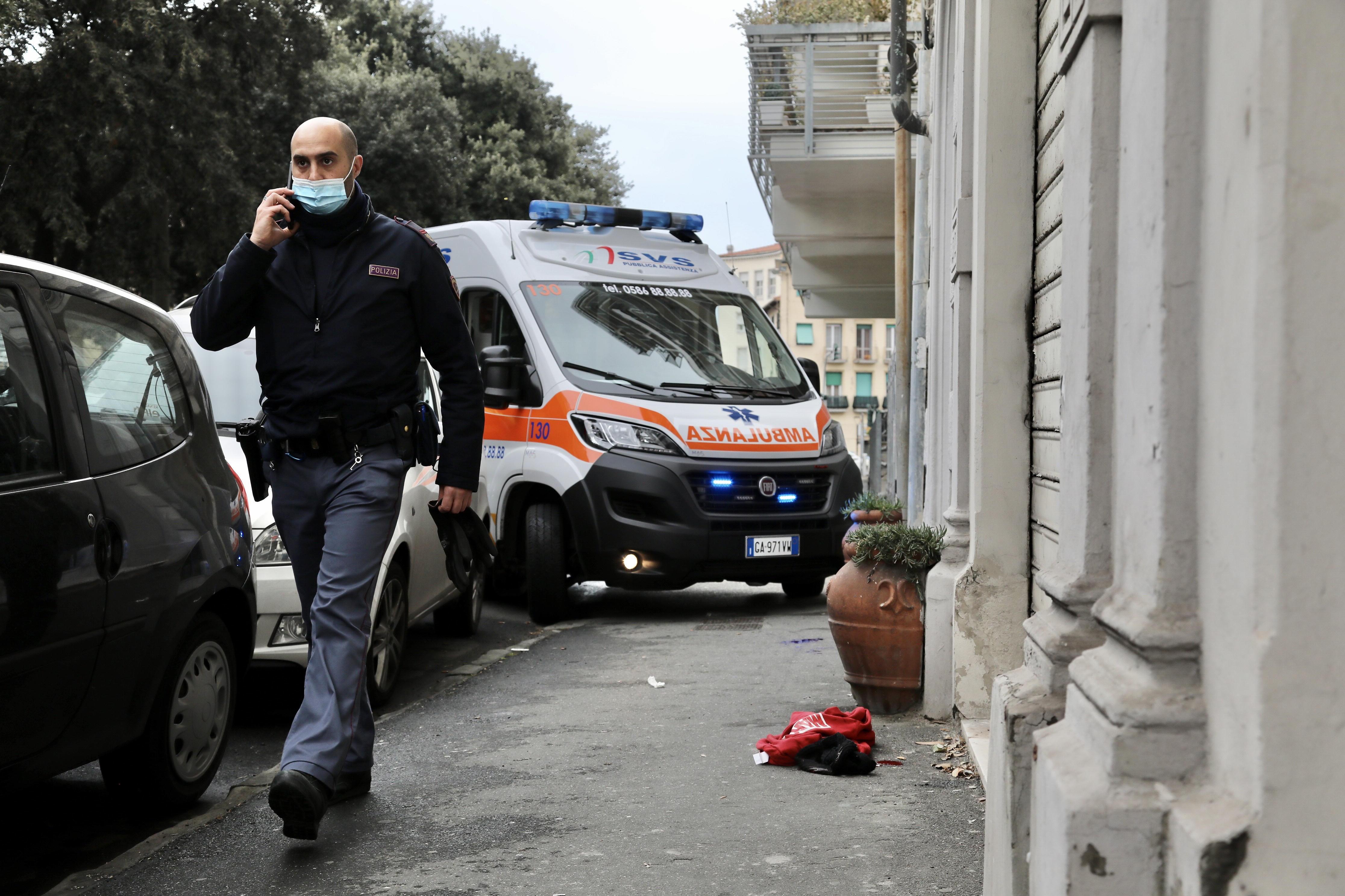 Si accoltellano in pieno giorno nel centro di Livorno: ferite due persone 