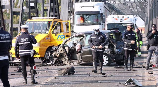 Pontelagoscuro, scontro frontale sul Po: due feriti