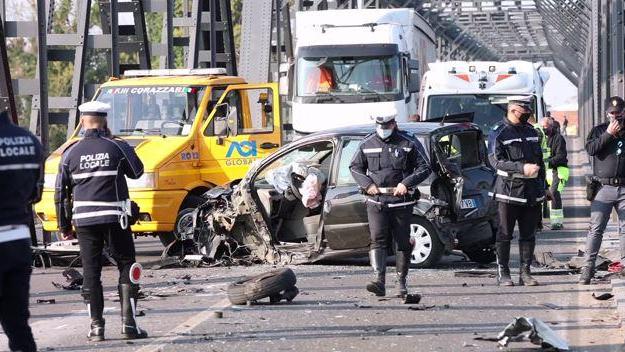 Pontelagoscuro, scontro frontale sul Po: due feriti