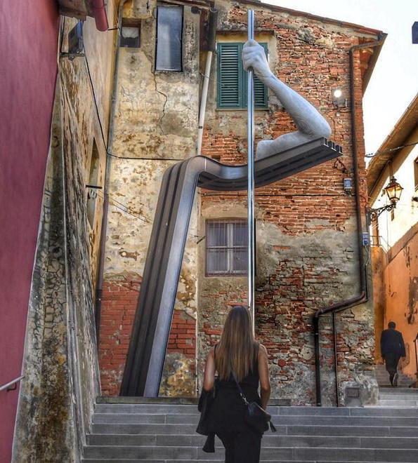 Una delle installazioni artistiche presenti nel piccolo borgo di Ghizzano (foto Franco Silvi)
