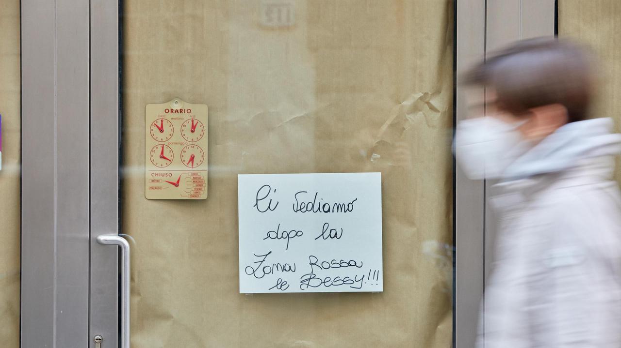 "Ci vediamo dopo la zona rossa". Il cartello esposto da un commerciante empolese (foto Carlo Sestini)