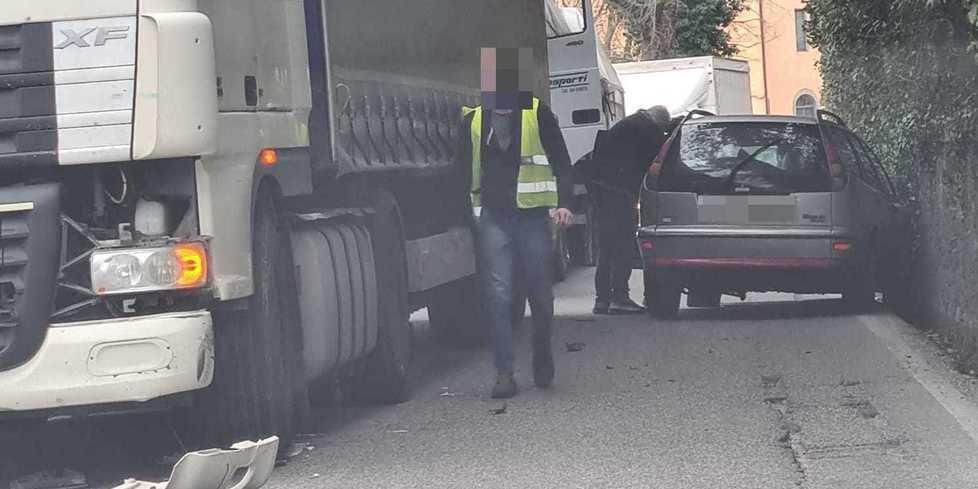 Macchina contro un tir sulla Morianese: «Questa strada è troppo pericolosa» 