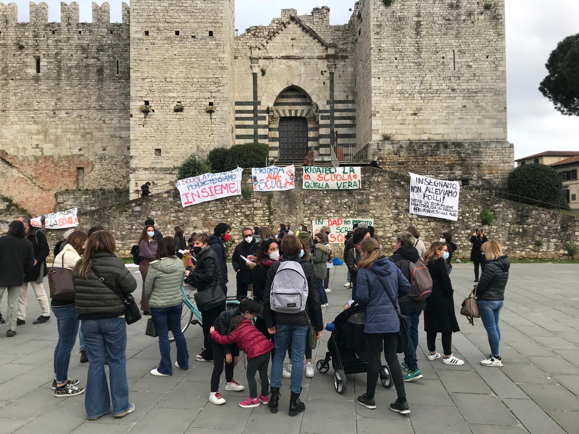 La manifestazione contro la didattica a distanza in piazza delle Carceri