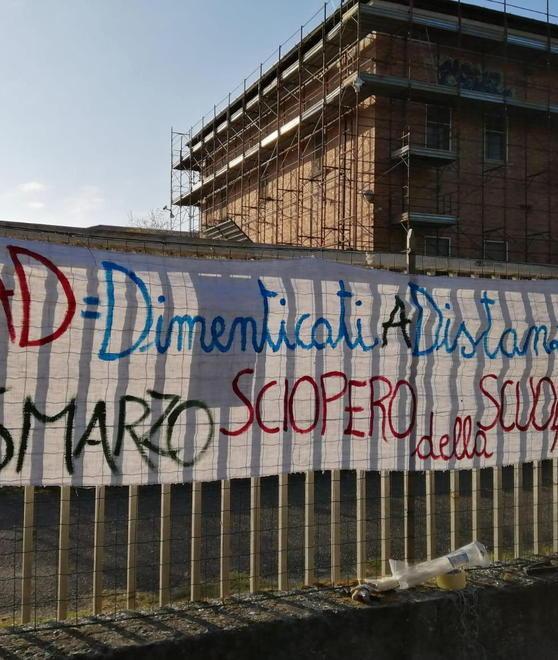 Davanti al provveditorato la protesta per le scuole