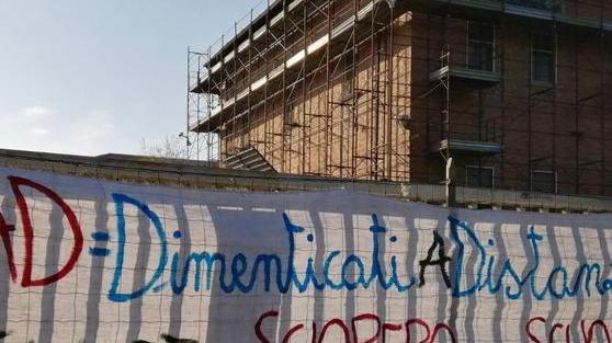 Davanti al provveditorato la protesta per le scuole