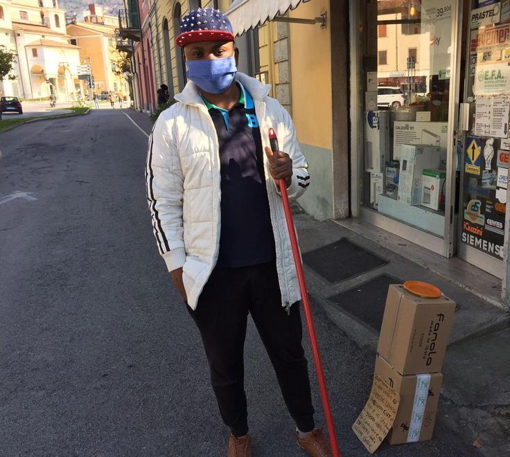 Emanuell: «Voi mi ospitate, io pulisco viale della Stazione» 