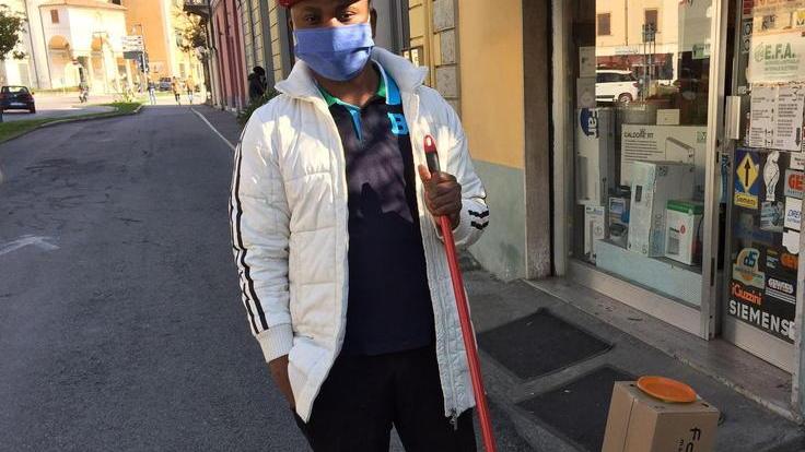 Emanuell: «Voi mi ospitate, io pulisco viale della Stazione»