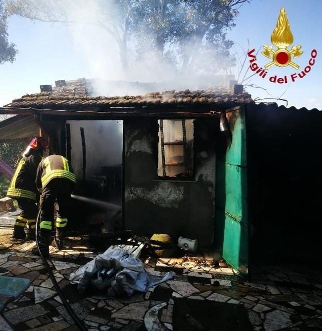 Distrutto dalle fiamme un annesso agricolo