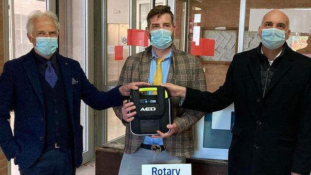 Rotary dona dispositivo salvavita alla scuola