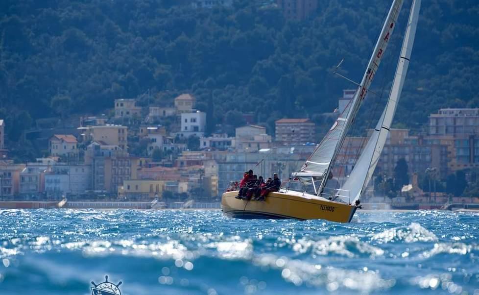 Intrieri e Traversa quarti con la loro Charas2 nelle acque di Alassio 