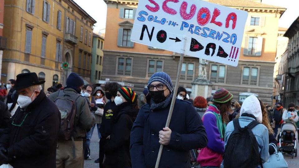 Insegnanti, studenti e genitori scioperano per la scuola