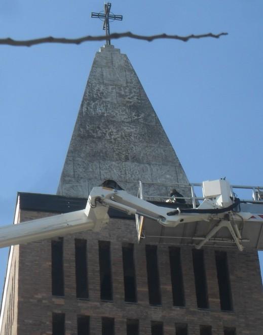Il campanile è stabile ma cadono calcinacci La colpa è del freddo 