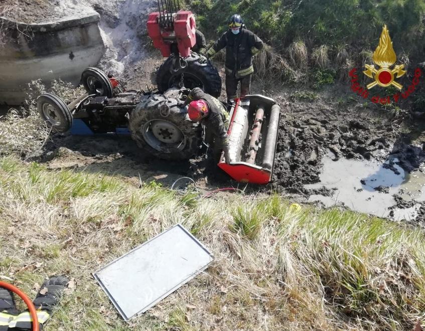 Con il trattore dentro il canale Grave un agricoltore di 78 anni 