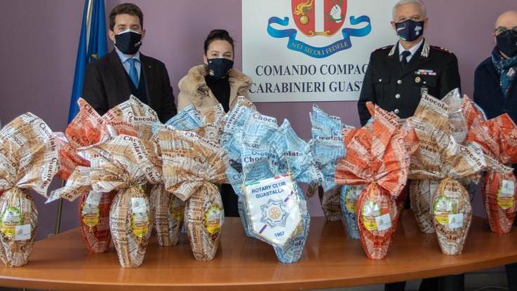 Il Rotary Club dona le uova di Pasqua ai figli dei carabinieri
