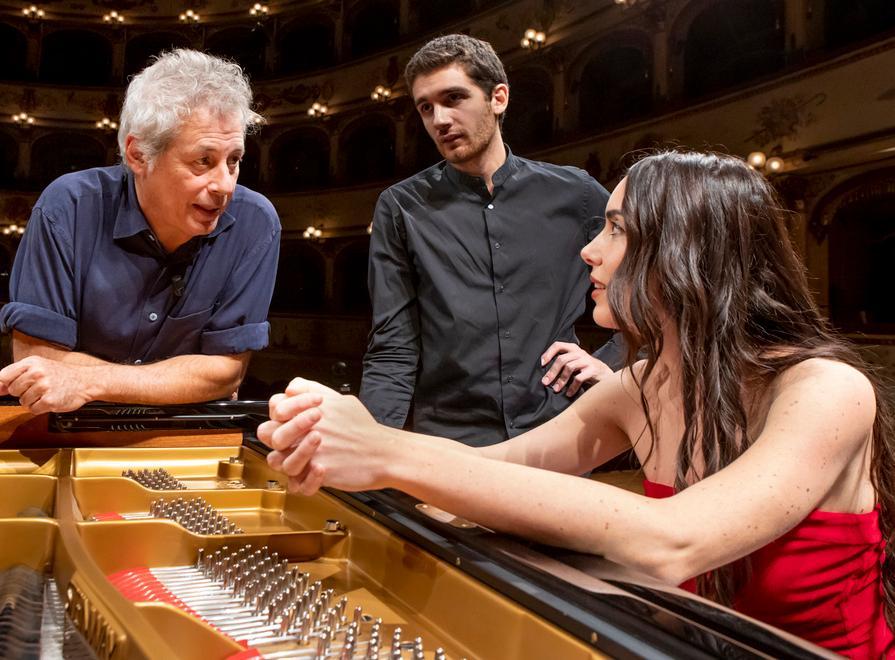 Con “Passio Christi” Placido e Ovadia mettono in scena le “croci” quotidiane 