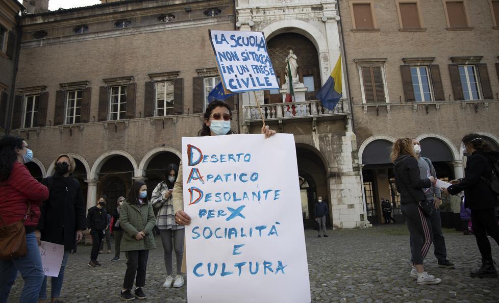 Modena. Lo sciopero della didattica a distanza In 500 in piazza Grande: «Tutti a scuola» 
