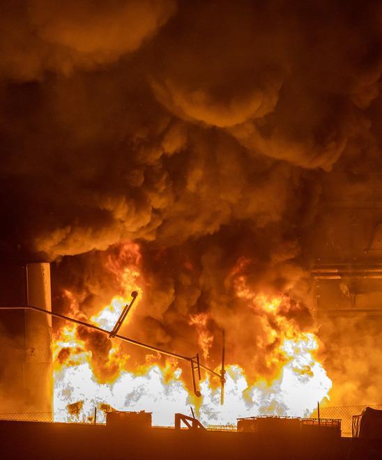 L’incendio alla Niagara di Poggio Renatico partito da una macchina che perdeva dell’olio 