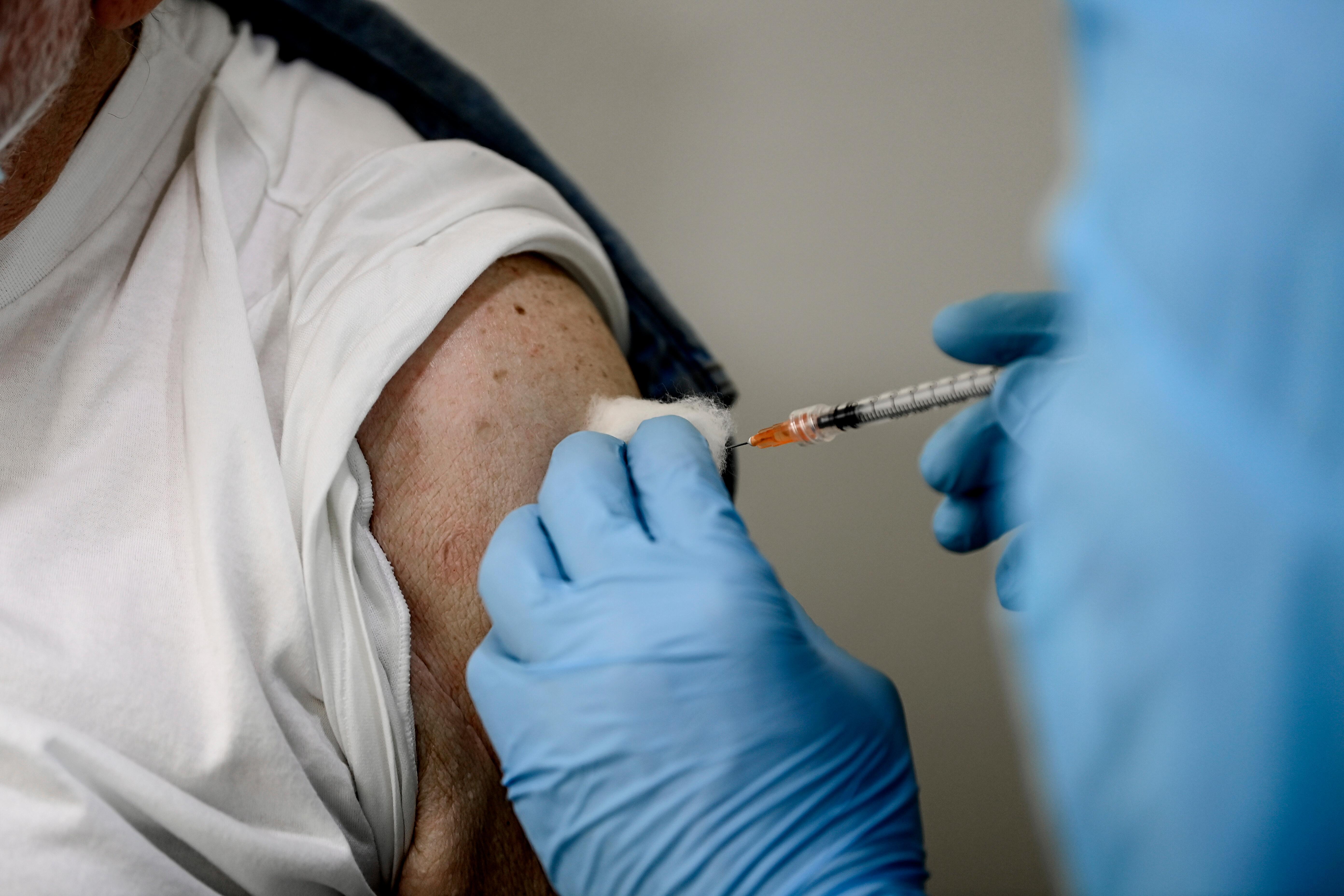 Vaccini in Toscana, ok alla precedenza ai fragilissimi: «Ma ci si poteva pensare prima» 