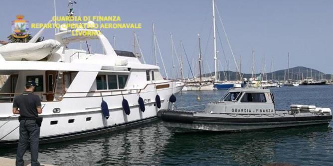 Boat and breakfast abusivo a bordo del super yacht: "Una notte costava 300 euro" 