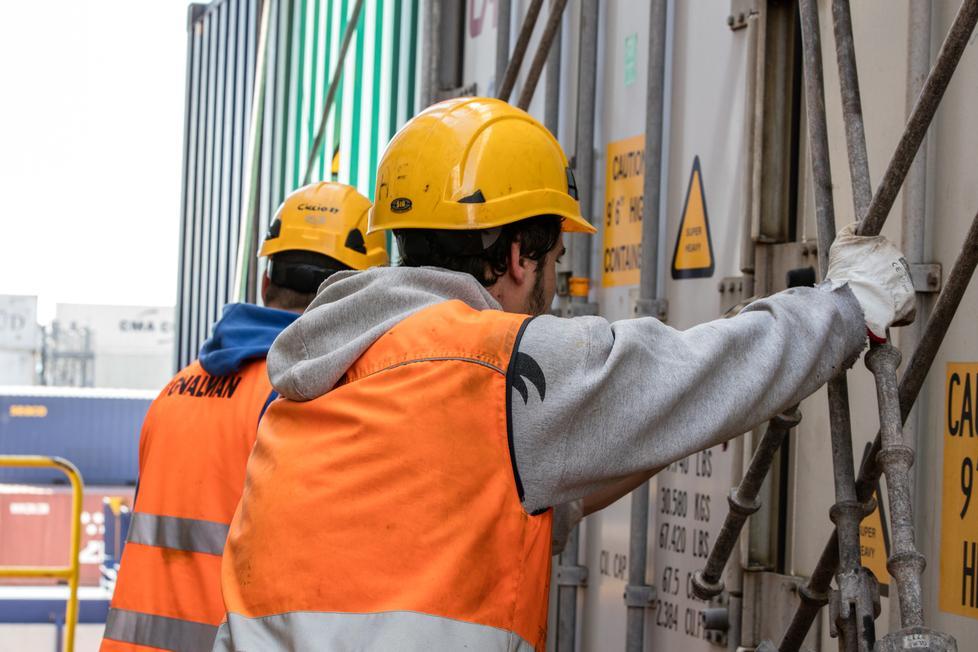 Porto: al lavoro fra i container in Darsena Toscana
