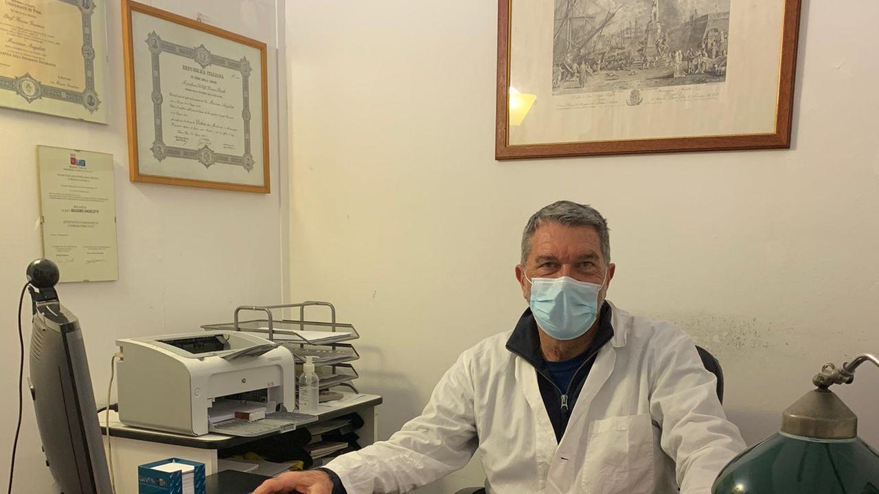 Il dottor Massimo Angeletti, uno dei quattro coordinatori dei medici di famiglia di Livorno, nel suo ambulatorio